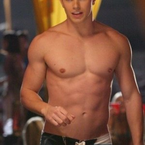 Kellan Lutz è George nell'episodio Love Me or Leave Me di 90210