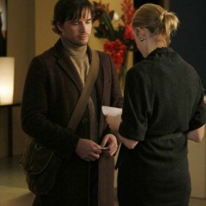 Kelly Rutherford e Matthew Settle in una scena dell'episodio In the Realm of Basses di Gossip Girl