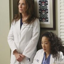 Mary McDonnell e Sandra Oh in un momento dell'episodio 'All by Myself' della serie tv Grey's Anatomy