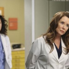 Mary McDonnell insieme a  Sandra Oh (in secondo piano) in un momento dell'episodio 'All by Myself' della serie tv Grey's Anatomy