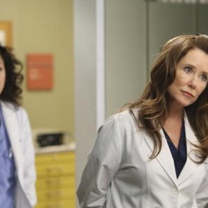 Mary McDonnell insieme a  Sandra Oh (in secondo piano) in un momento dell'episodio 'All by Myself' della serie tv Grey's Anatomy