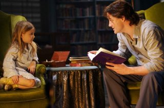 Mirabel O'Keefe e Brendan Fraser in una scena del film Inkheart - La leggenda di cuore d'inchiostro
