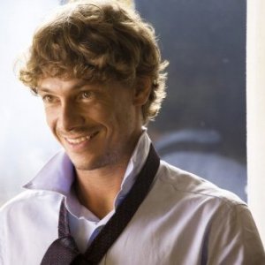 Un fascinoso Giorgio Pasotti in una scena di Due mamme di troppo, nel quale interpreta il manager Alessandro Terrani