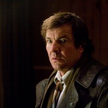 Un primo piano di Dennis Quaid, protagonista del film The Horsemen