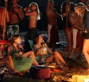 Una festa in spiaggia nell'episodio Love Me or Leave Me di 90210