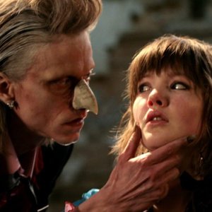 Holly Grainger alle prese con un demone nella serie tv Demons