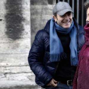 Il regista Luciano Melchionna e Stefania Sandrelli sul set della commedia Ce n'è per tutti