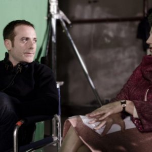 Il regista Luciano Melchionna e Stefania Sandrelli sul set di Ce n'è per tutti