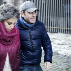 Stefania Sandrelli e il regista Luciano Melchionna sul set del film Ce n'è per tutti