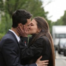 Un bacio tra Alessandro Pess e Gilda Lapardhaja nell'episodio Fratelli de Il bene e il male