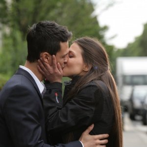 Un bacio tra Alessandro Pess e Gilda Lapardhaja nell'episodio Fratelli de Il bene e il male