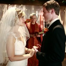 Allison Mack con Aaron Ashmore il giorno delle nozze di Chloe e Jimmy nell'episodio 'Bride' della serie tv Smallville
