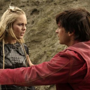 Laura Vandervoort e Tom Welling in una sequenza dell'episodio 'Bloodline' della serie tv Smallville