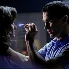 Sam Witwer con Erica Durance in una sequenza dell'episodio 'Bloodline' della serie tv Smallville