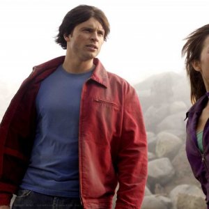 Tom Welling ed Erica Durance in una sequenza dell'episodio 'Bloodline' della serie tv Smallville