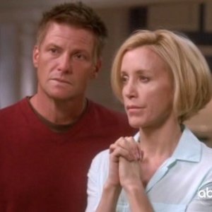 Doug Savant e Felicity Huffman nell'episodio Home is the Place della serie Desperate Housewives.