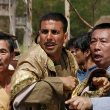 Akshay Kumar (al centro) in una scena del film Chandni Chowk to China