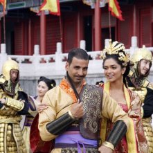 Akshay Kumar e Deepika Padukone in un'immagine del film Chandni Chowk to China