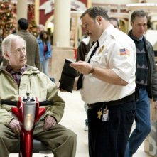Bernie McInerney e Kevin James in una scena del film Paul Blart: Mall Cop