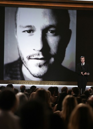 Christopher Nolan Accetta Il Premio Asegnato Postumo A Heath Ledger Per Il Cavaliere Oscuro Ai Golden Globes 2009 101441