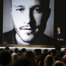 Christopher Nolan accetta il premio assegnato postumo a Heath Ledger per il cavaliere oscuro ai Golden Globes 2009