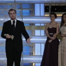 Christopher Nolan accetta il premio assegnato postumo all'attore Heath Ledger per il cavaliere oscuro ai Golden Globes 2009