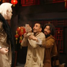 Conan Stevens e Akshay Kumar in una scena del film Chandni Chowk to China