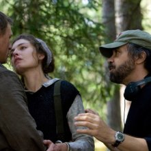 Daniel Craig, Alexa Davalos e il regista Edward Zwick sul set del film Defiance - I giorni del coraggio