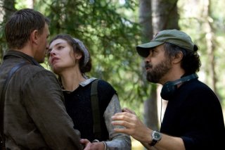 Daniel Craig, Alexa Davalos e il regista Edward Zwick sul set del film Defiance - I giorni del coraggio