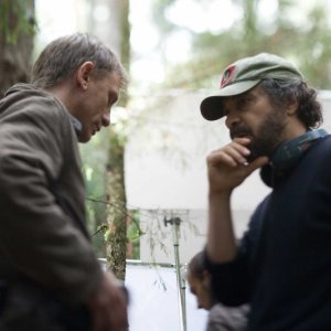 Daniel Craig e il regista Edward Zwick sul set del film Defiance - I giorni del coraggio