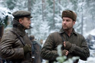 Daniel Craig e Liev Schreiber in una scena del film Defiance - I giorni del coraggio
