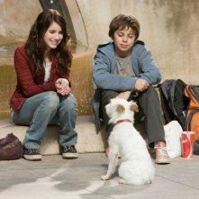 Emma Roberts e Jake T. Austin in una scena di Hotel Bau