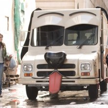 Emma Roberts e Johnny Simmons in un'immagine del film Hotel Bau