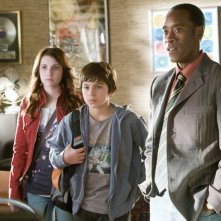 Emma Roberts, Jake T. Austin e Don Cheadle in una scena del film Hotel Bau
