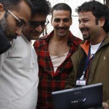 Il produttore Rohan Sippy, lo sceneggiatore Shridhar Raghavan, Akshay Kumar e il regista Nikhil Advani sul set del film Chandni Chowk to China