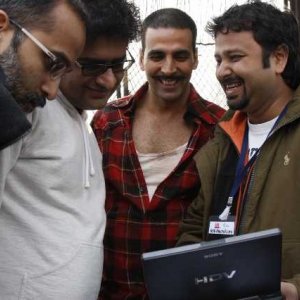 Il produttore Rohan Sippy, lo sceneggiatore Shridhar Raghavan, Akshay Kumar e il regista Nikhil Advani sul set del film Chandni Chowk to China