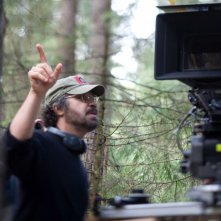 Il regista Edward Zwick sul set del film Defiance - I giorni del coraggio