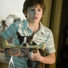 Jake T. Austin in una scena del film Hotel Bau