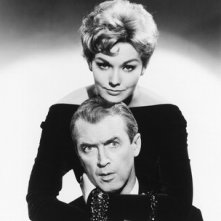 James Stewart accanto a Kim Novak in un'immagine promo per Una strega in Paradiso.