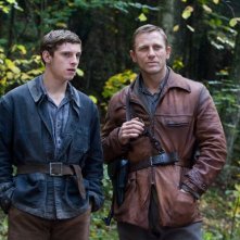 Jamie Bell e Daniel Craig in una scena del film Defiance - I giorni del coraggio