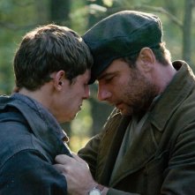 Jamie Bell e Liev Schreiber in una scena del film Defiance - I giorni del coraggio