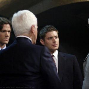Jared Padalecki, Jensen Ackles e Richard Libertini in una scena dell'episodio Criss Angel is a Douche Bag di Supernatural