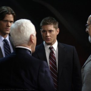 Jared Padalecki, Jensen Ackles e Richard Libertini nell'episodio Criss Angel is a Douche Bag di Supernatural