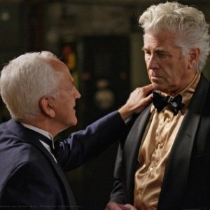 John Rubinstein e Barry Bostwick in una scena dell'episodio Criss Angel is a Douche Bag di Supernatural