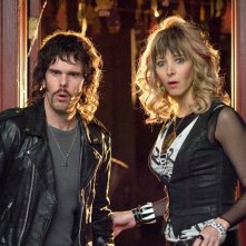 Kevin Dillon e Lisa Kudrow in una scena del film Hotel Bau