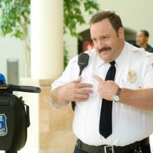 Kevin James in una scena del film Paul Blart: Mall Cop