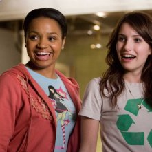 Kyla Pratt ed Emma Roberts in una scena del film Hotel Bau