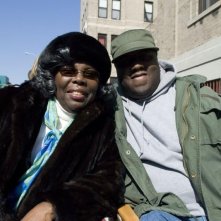 La produttrice Voletta Wallace e Jamal Woolard sul set del film Notorious