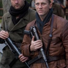 Liev Schreiber e Daniel Craig in un'immagine del film Defiance - I giorni del coraggio