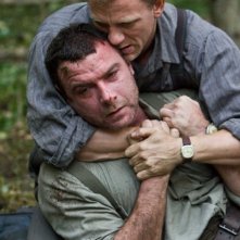 Liev Schreiber e Daniel Craig in una scena del film Defiance - I giorni del coraggio